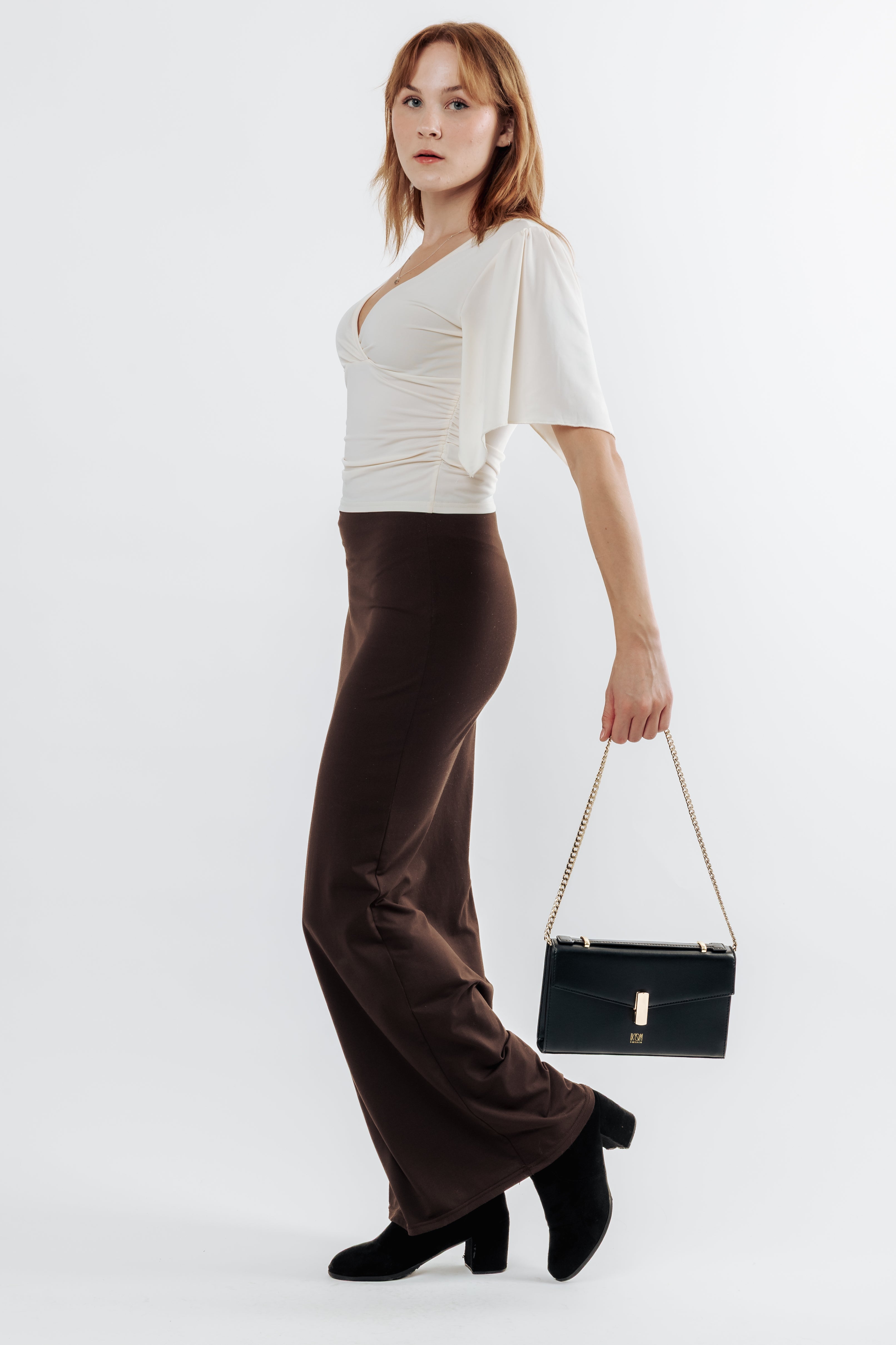 Black handbag with gold chain 