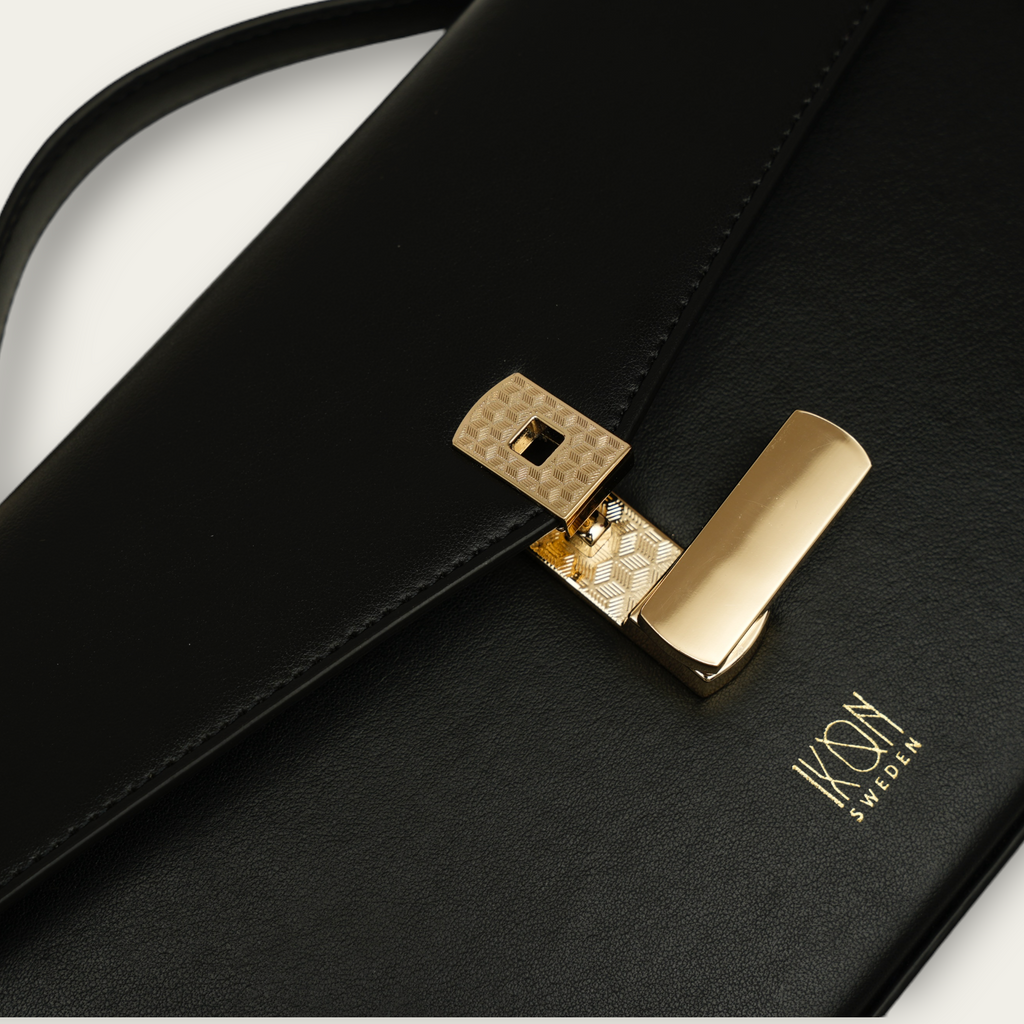 Black handbag with gold chain 