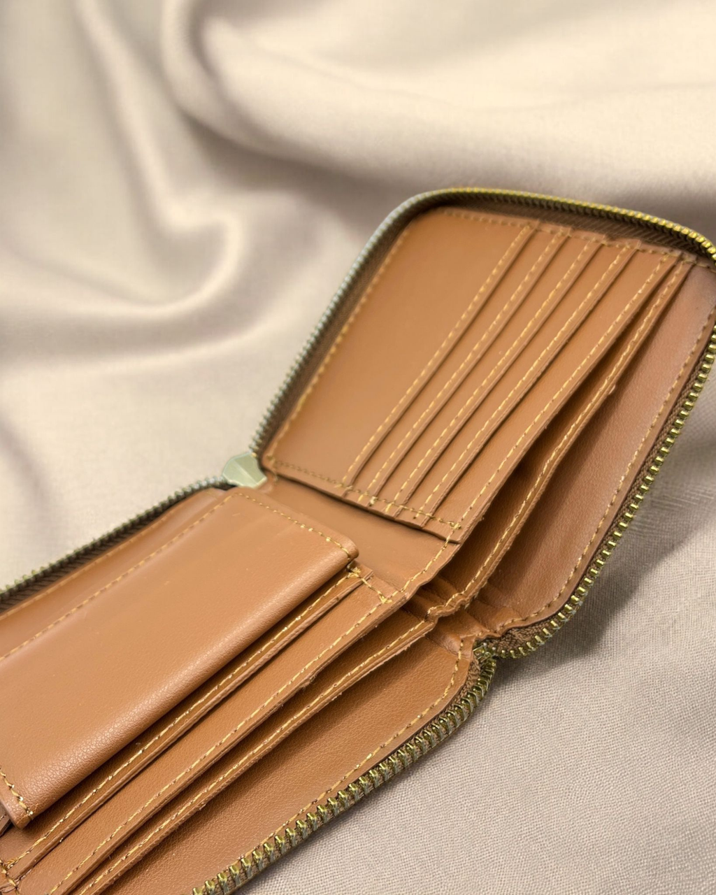 Cutch Brown leather wallet with a zipper 