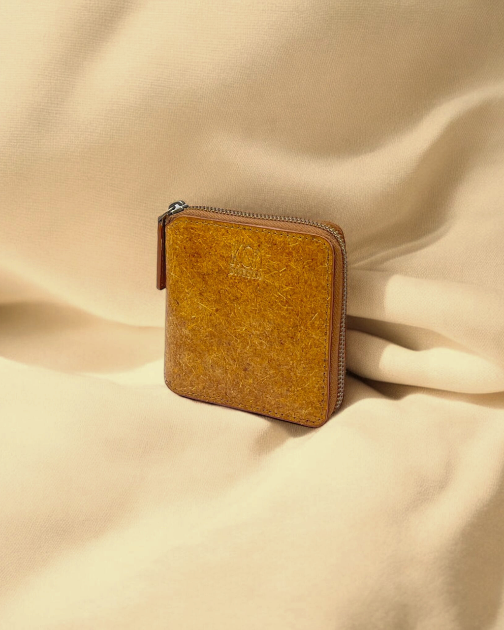 Cutch Brown leather wallet with a zipper 