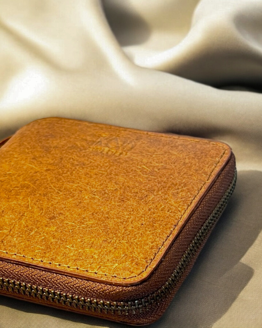 Cutch Brown leather wallet with a zipper 