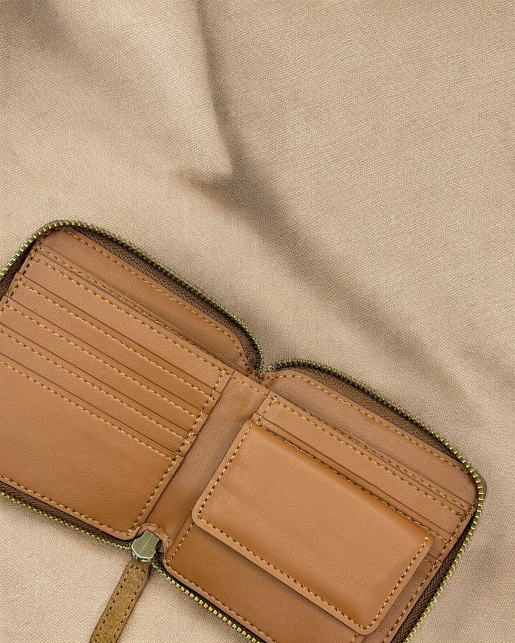 Cutch Brown leather wallet with a zipper 